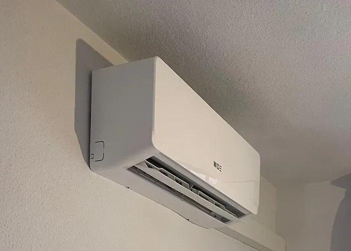 Cristianos Vistas Al Mar Y Cerca De La Playa *