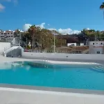 Cristianos Vistas Al Mar Y Cerca De La Playa *