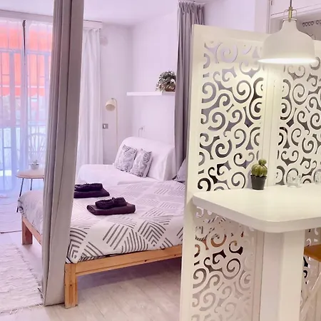 Cristianos Vistas Al Mar Y Cerca De La Playa *